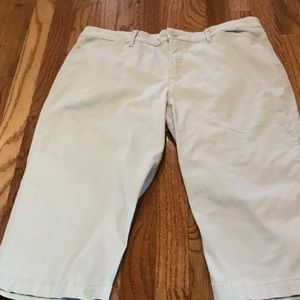 Gloria Vanderbilt~Khaki Capris 🤎